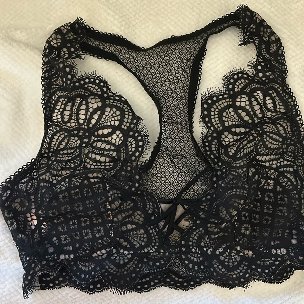 Victoria's Secret Bralette 
Size Large
Material Lace
Color Black/Beige